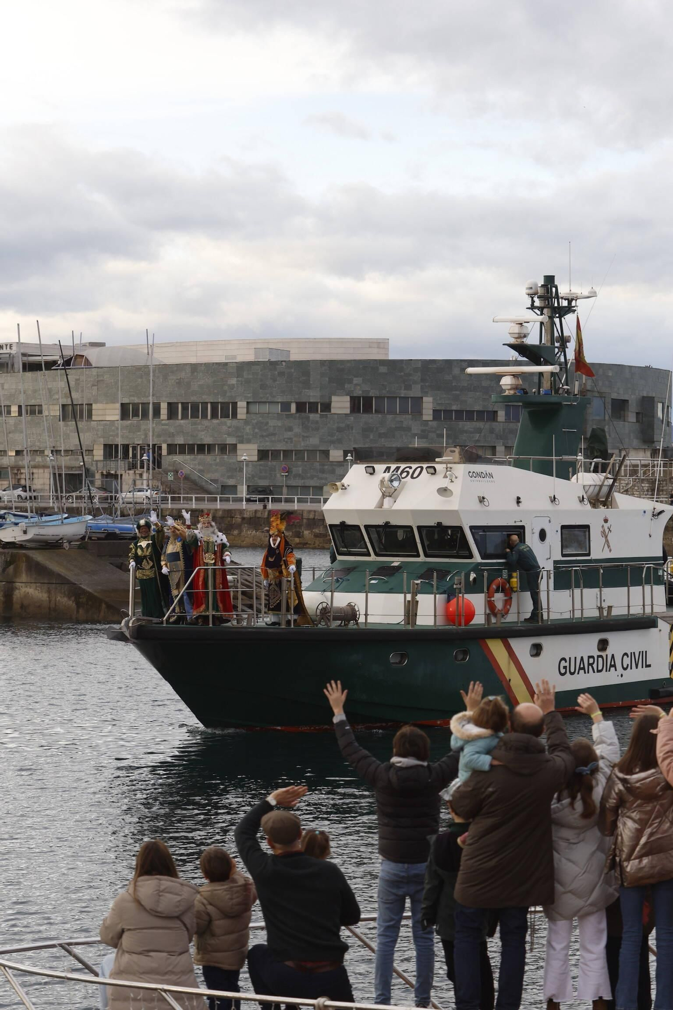 En imágenes: Los Reyes Magos desembarcan en Gijón