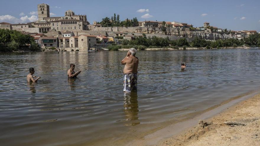 Bañistas en Los Pelambres.