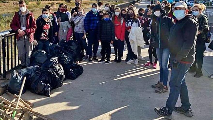 Participantes en la acción medioambiental. | LEVANTE-EMV