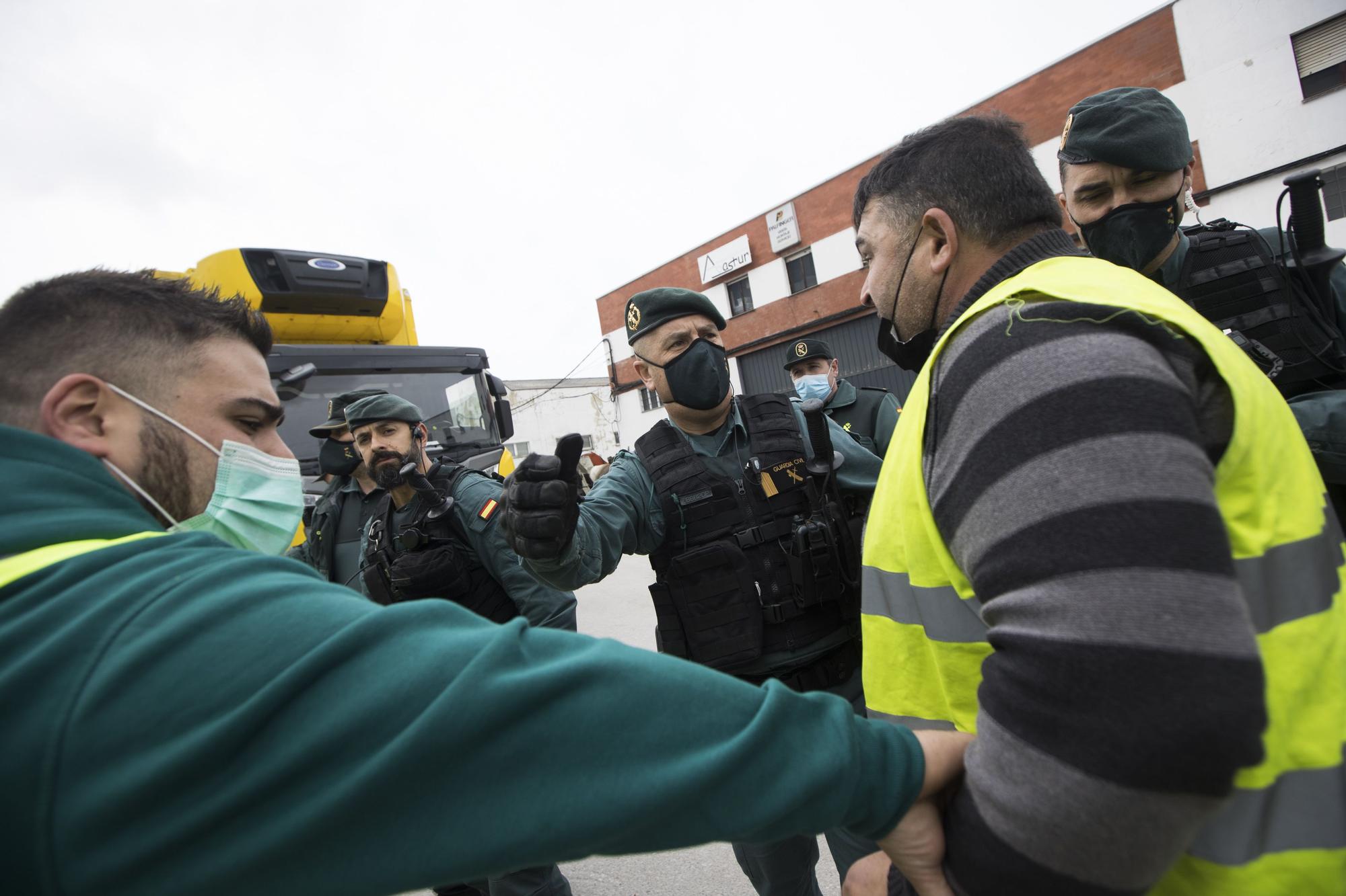 EN IMÁGENES: así está siendo el paro del transporte en Asturias