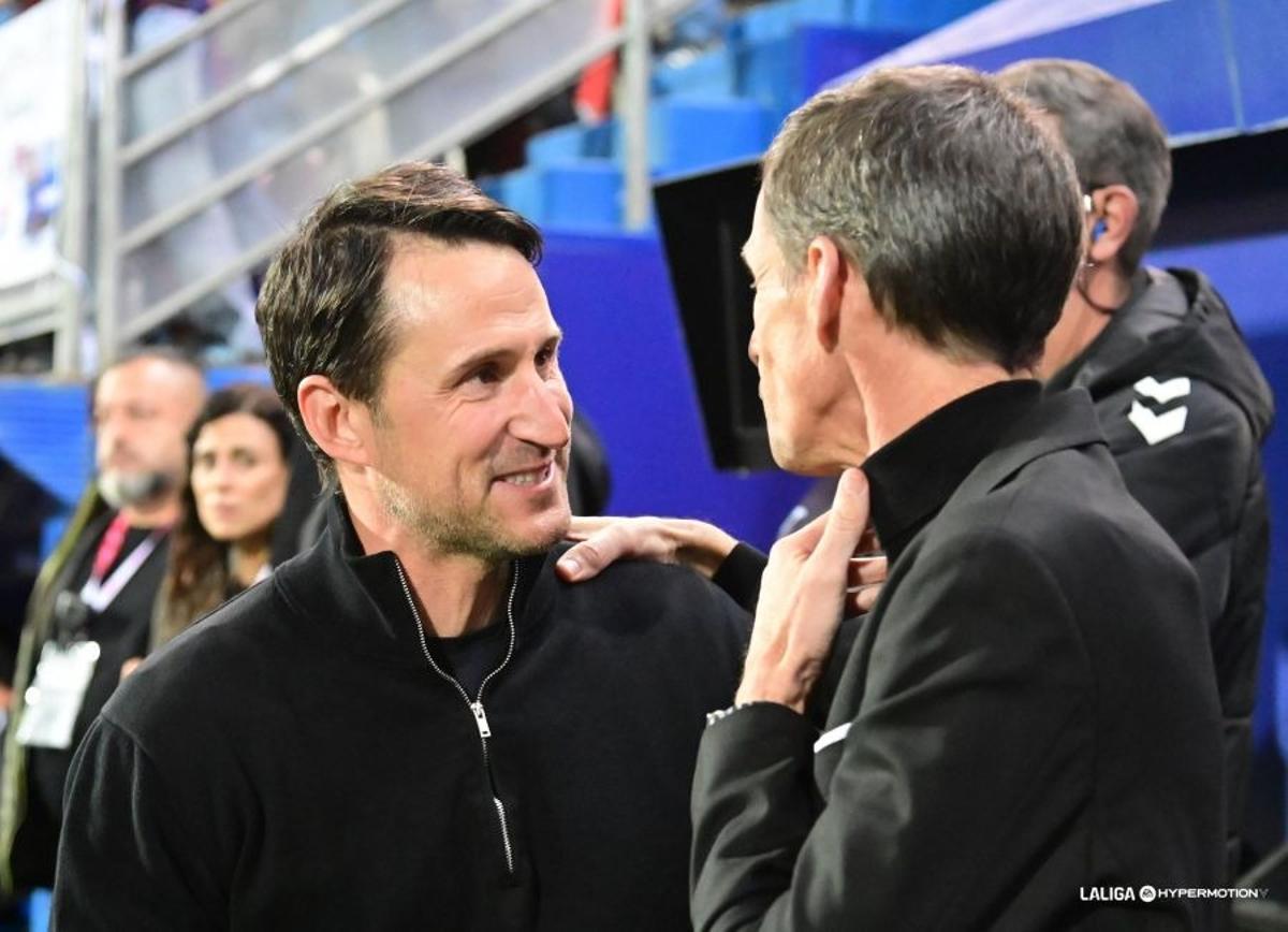 Beñat San José saluda al Cuco Ziganda en el duelo entre el Eibar y la Cultural Leonesa.