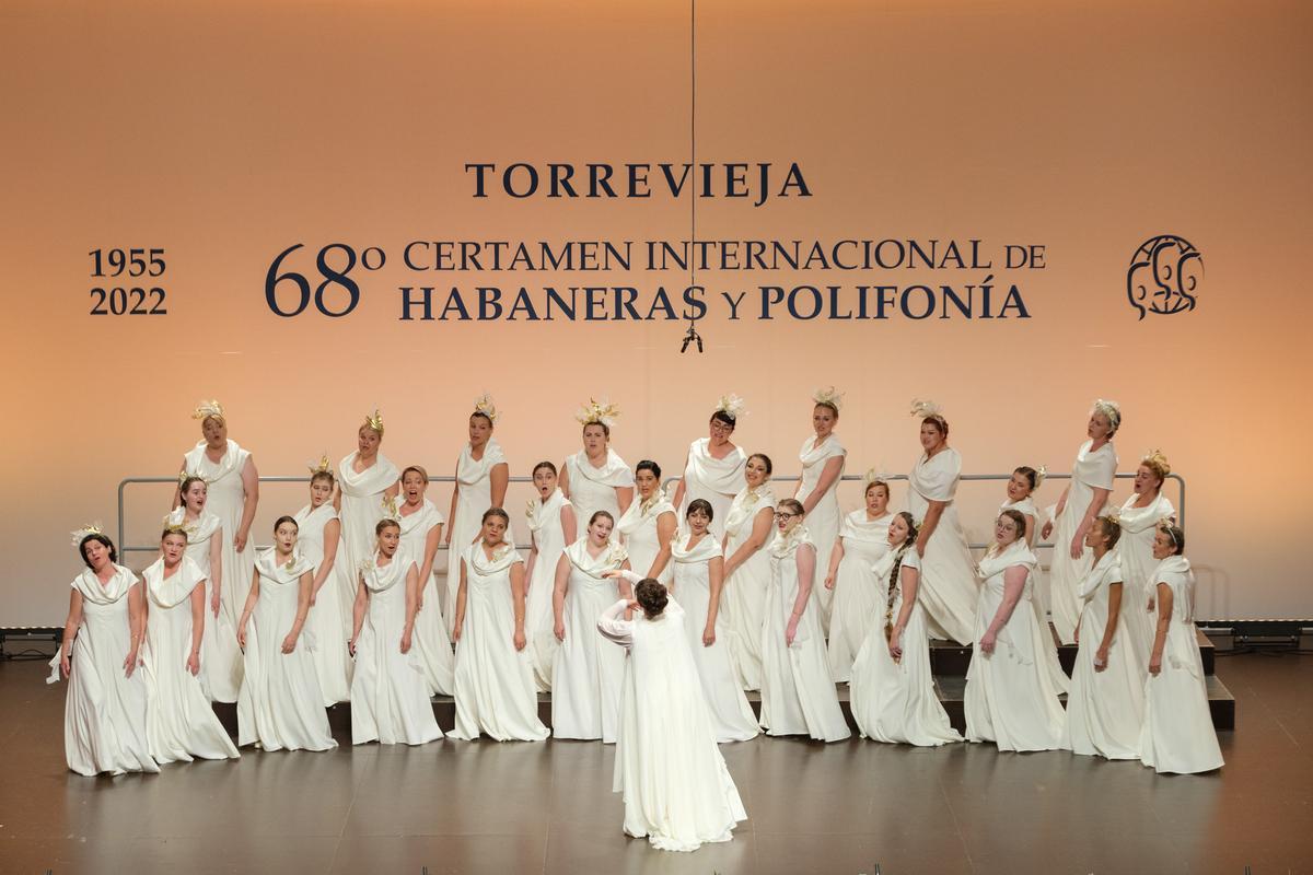 Coro femenino Balta en su actuación en el Teatro Municipal durante el Certamen Internacional en 2022