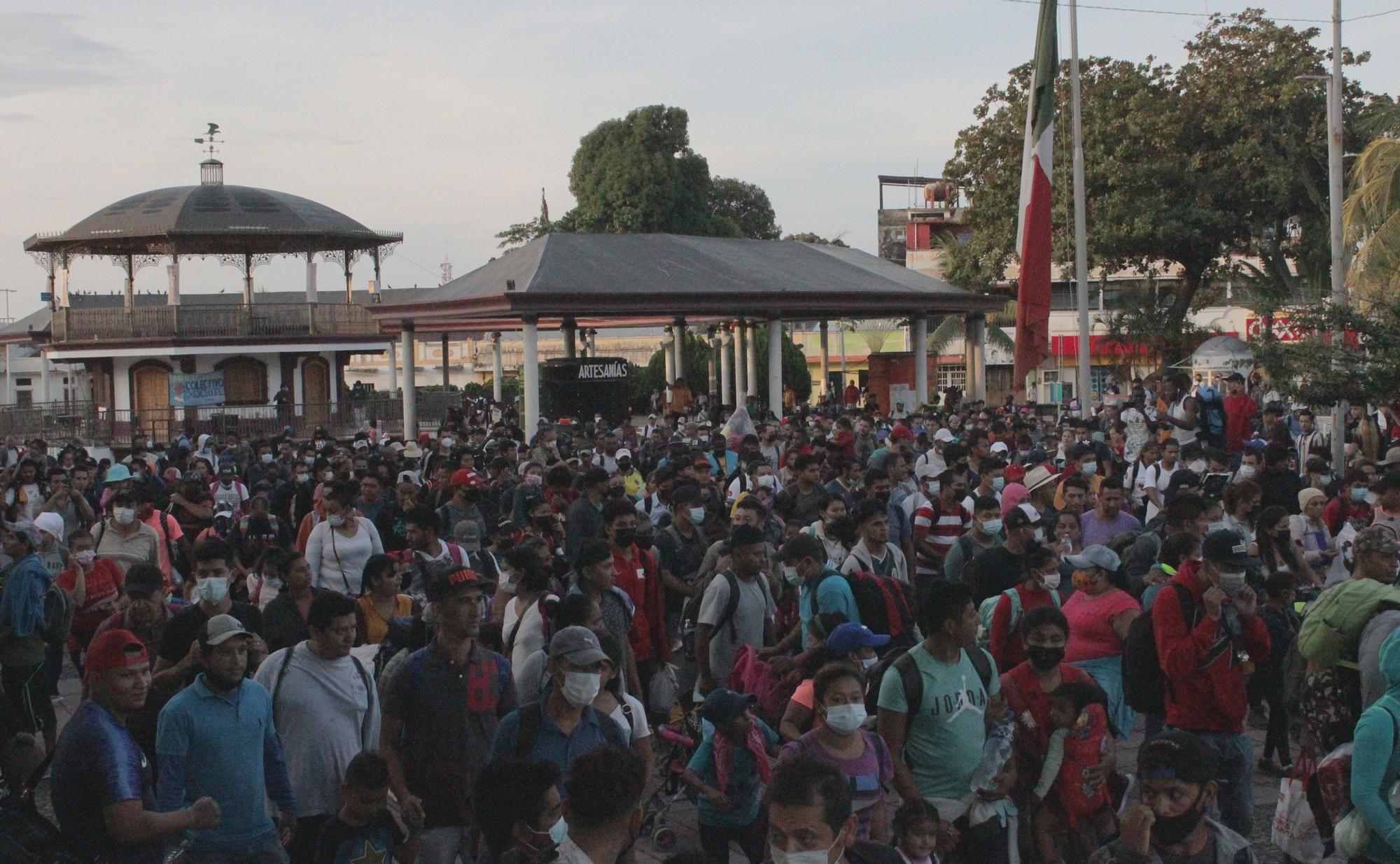 Participantes en la caravana migrante que este sábado ha salido de Chiapas en dirección a la Ciudad de México.