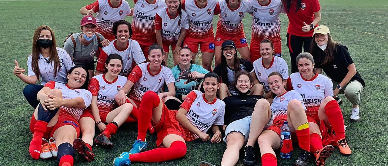 Las chicas del Ciutat de Xàtiva amateur tras golear al Catarroja en el Paquito Coloma. | CIUTAT DE XÀTIVA CFB
