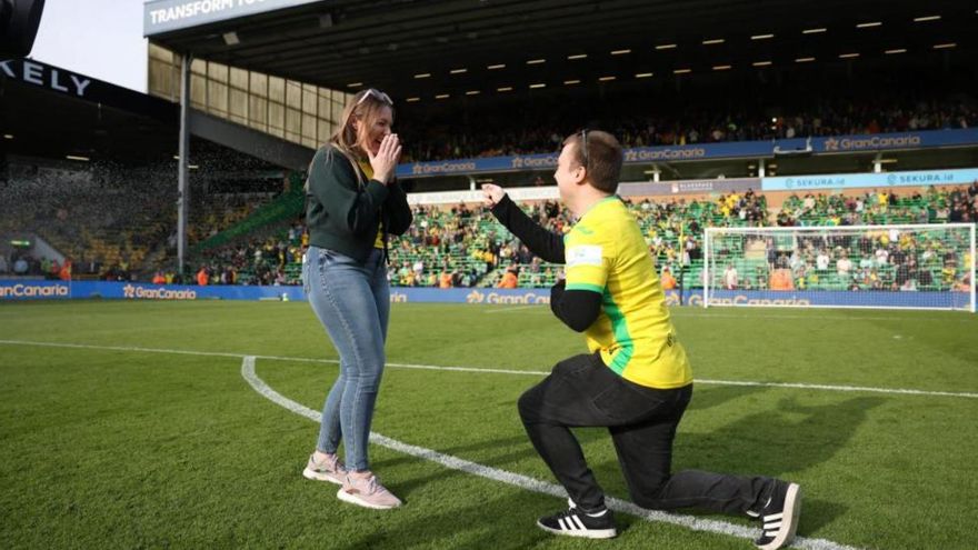 Una pedida de mano paraliza un estadio de fútbol con Gran Canaria como protagonista