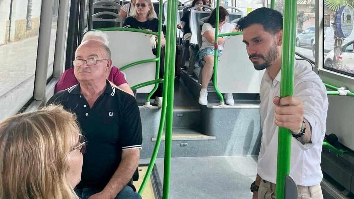 El concejal de Movilidad, Cristian Ramírez (derecha) en el bus urbano.