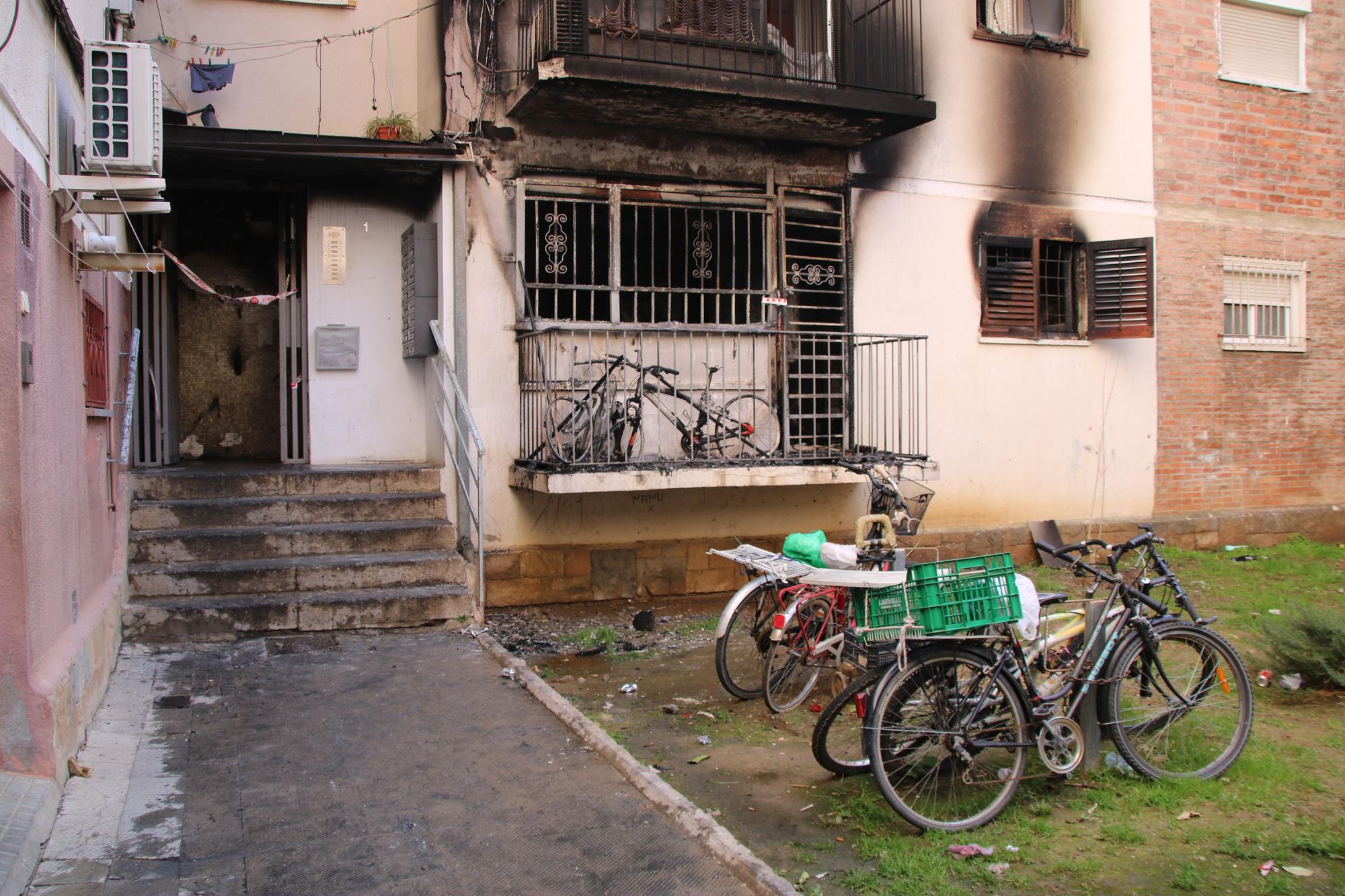 L'incendi en un bloc de pisos de Salt, en imatges