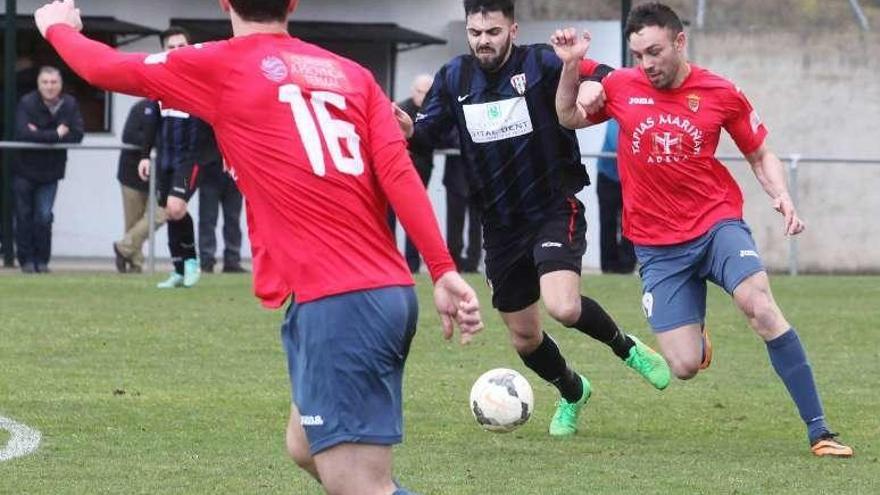 Una imagen de un partido anterior en el campo de Rozavales. // I.O.