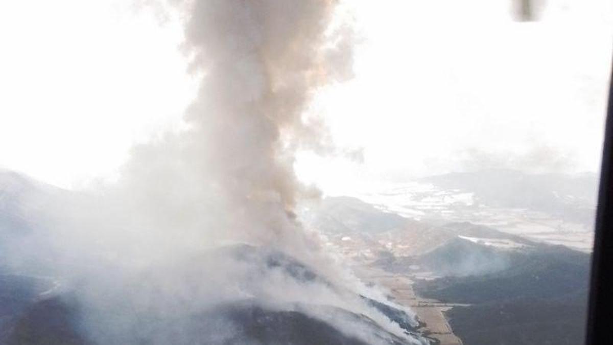 Así son los trabajos de extinción de la UME en el incendio de Las Peñas de Riglos (Huesca)