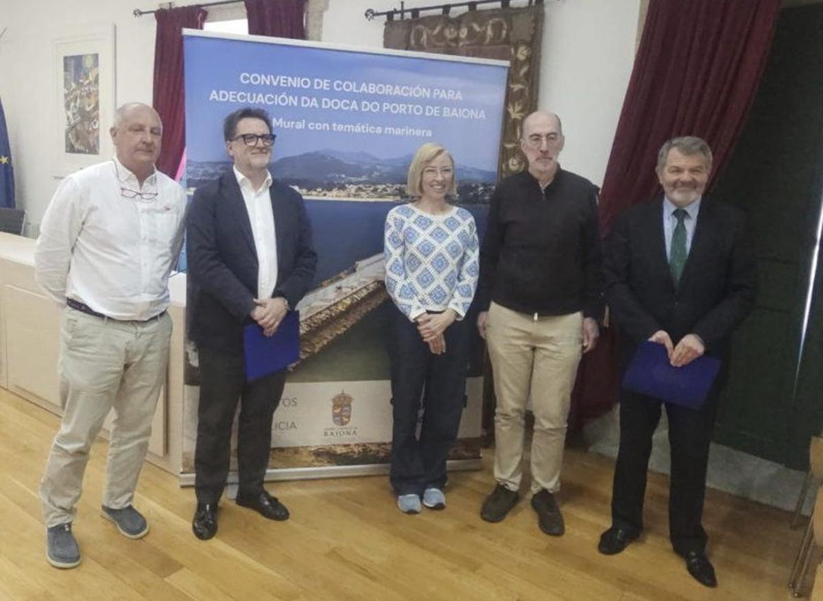 Lula Goce con el alcalde de Baiona, el presidente de Portos y el representante de Banco Sabadell, ayer, en el salón de plenos de Baiona. | D.P.