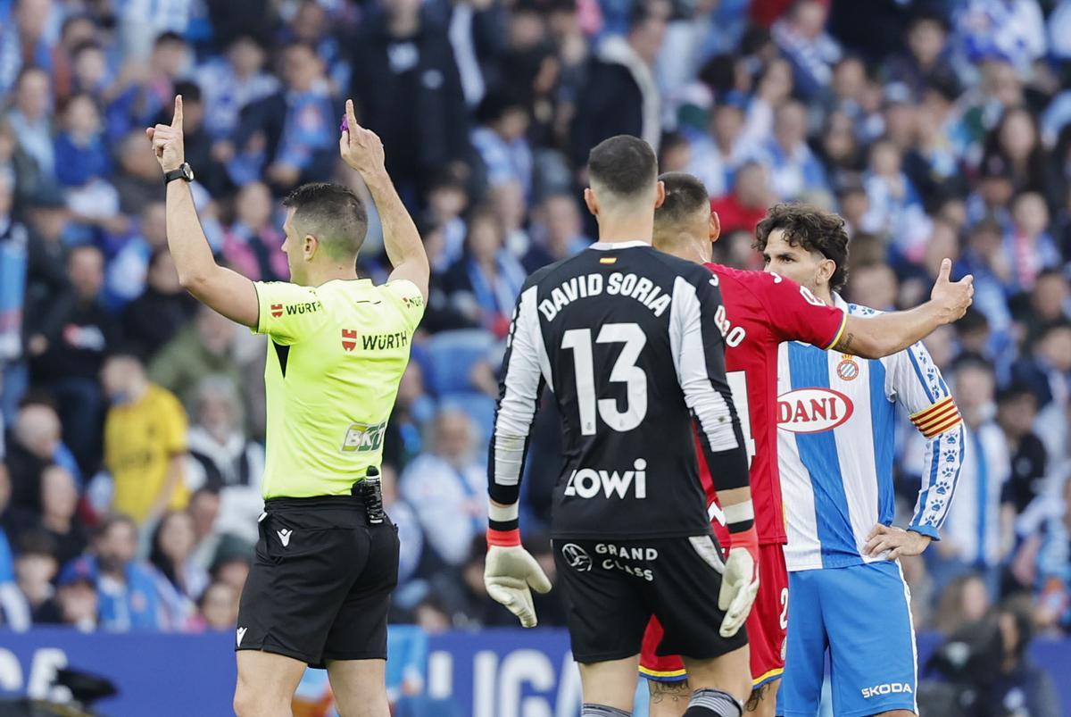 Díaz de Mera anula un gol al Espanyol durante el último partido disputado ante el Getafe.