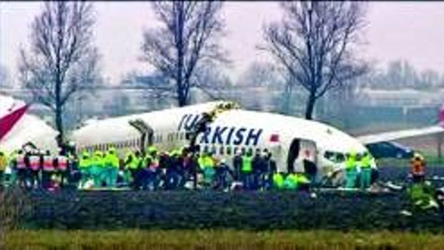 Nueve muertos al caer un avión que aterrizaba en Amsterdam