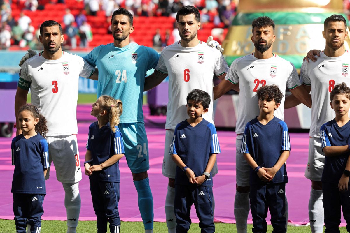 El portero iraní Amir Abedzadeh, en una foto con su selección.