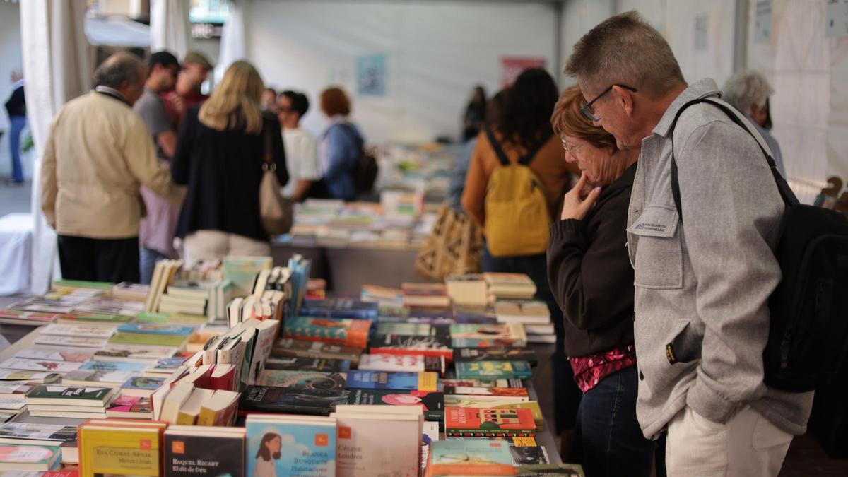 Gandia cierra con éxito la sexta edición de la Plaça del Llibre en la plaza Jaume I