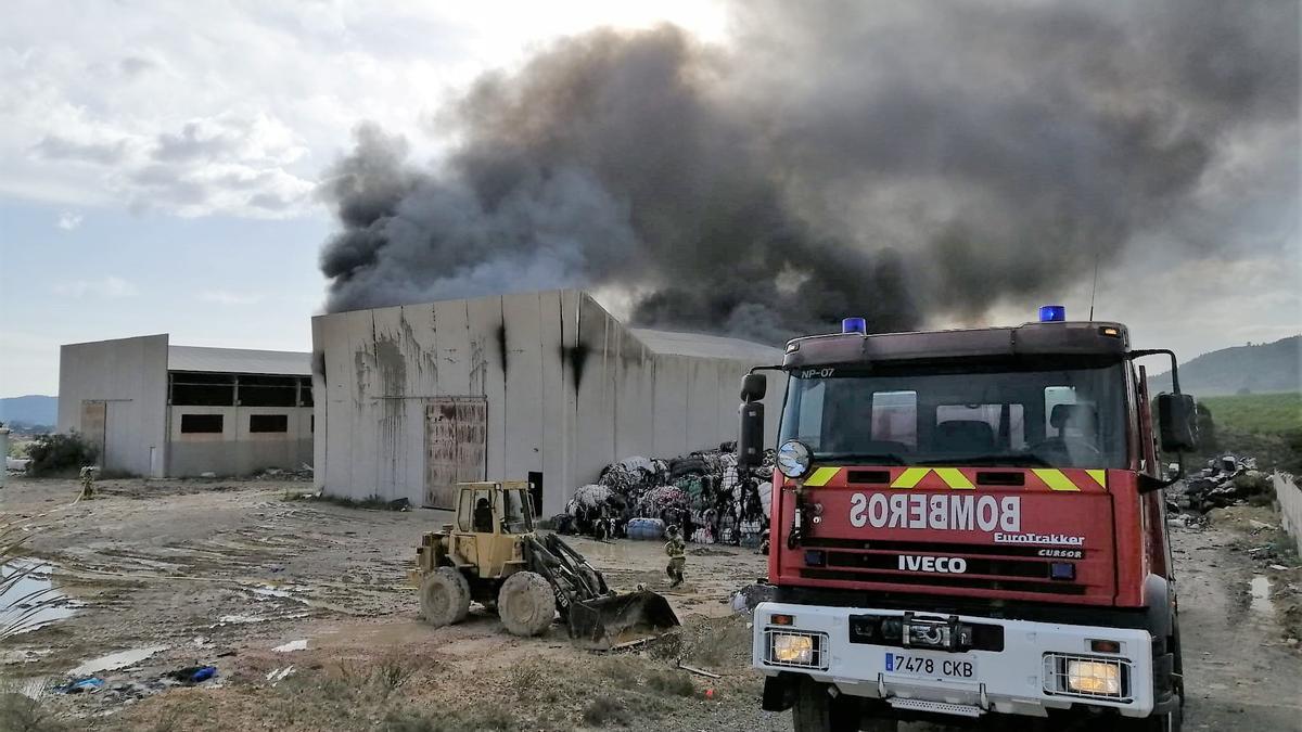 Bomberos en el lugar del incendio.