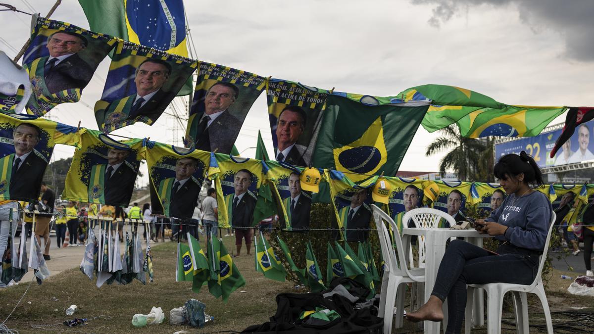 Carteles con la imagen del candidato a la presidencia Jair Bolsonaro en una calle en Manaos, Brasil.