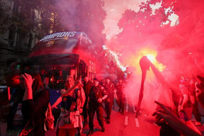 ¡De locos! Las mejores imágenes de una ciudad entregada al Barça