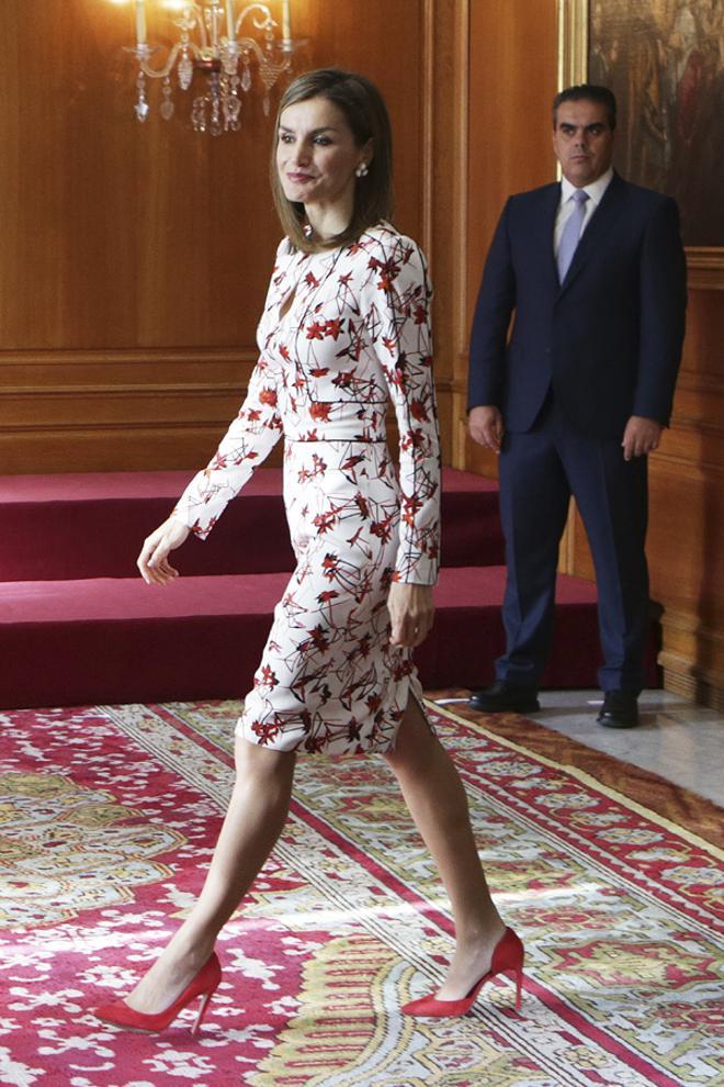 Letizia Ortiz con look blanco y rojo de Carolina Herrera