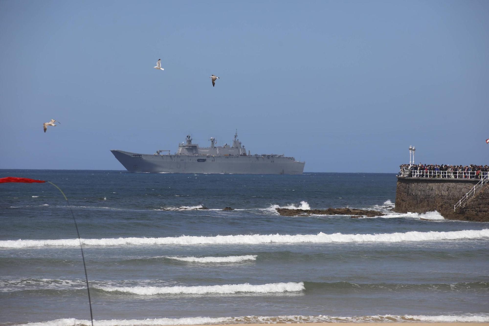 EN IMÁGENES: Así fue la revista naval  del Rey Felipe VI y la exhibición aérea en Gijón por el Día de las Fuerzas Armadas