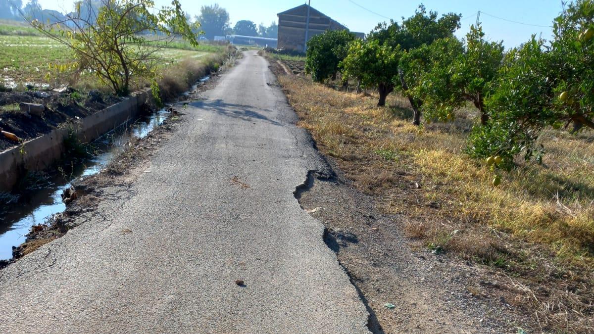 Mal estado de un camino rural de Xirivella que denuncia el PP.