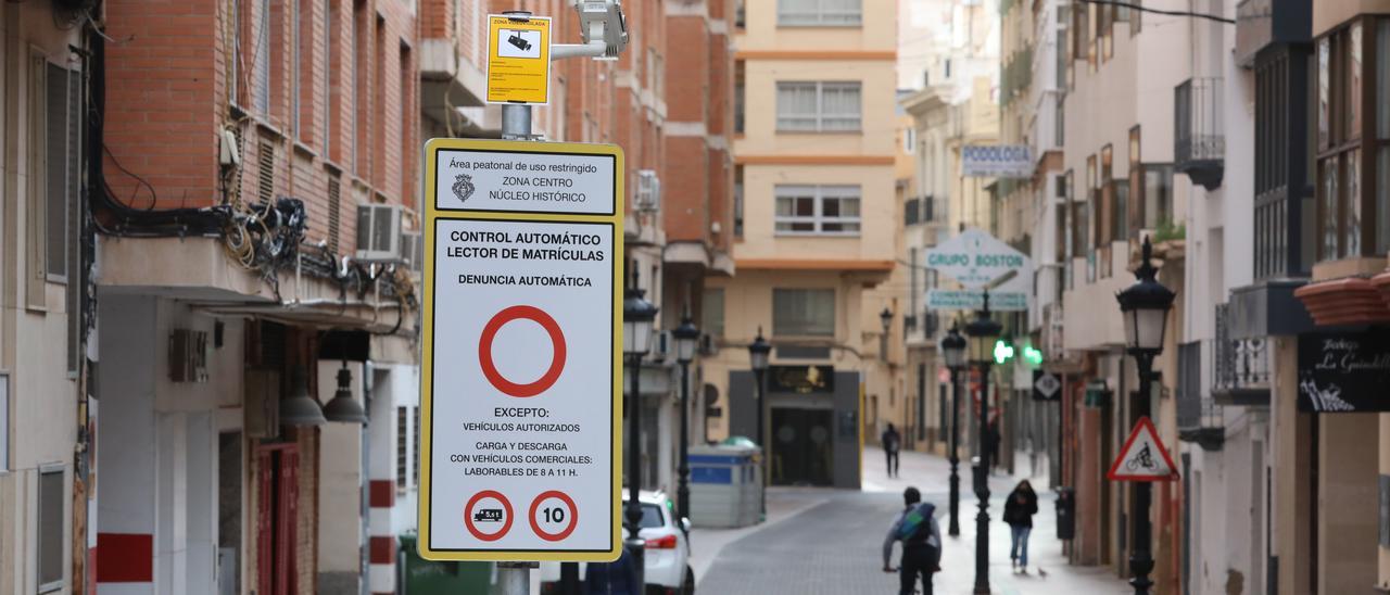 Cartel informativo junto a la cámara que vigila el acceso a Ruiz Vila.