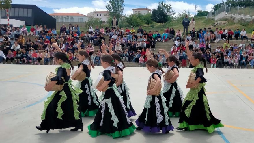 Flamenco solidario en el colegio El Llano de Monesterio para celebrar San Isidro