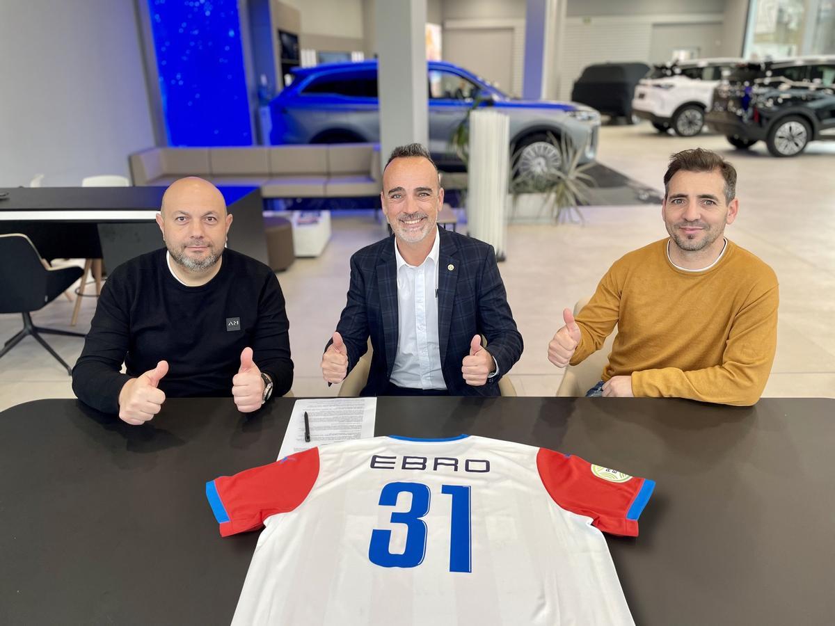 El vicepresident del CE Manresa, Chema Pulido, el director comercial d’EBRO Yomovo Orbeauto, Jaume Arimany, i el directiu del club manresà Francesc Ribalta