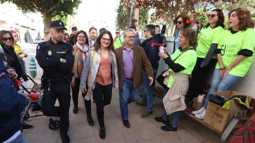 Los trabajadores de Lafarge reciben con pitos y bocinas a Oltra