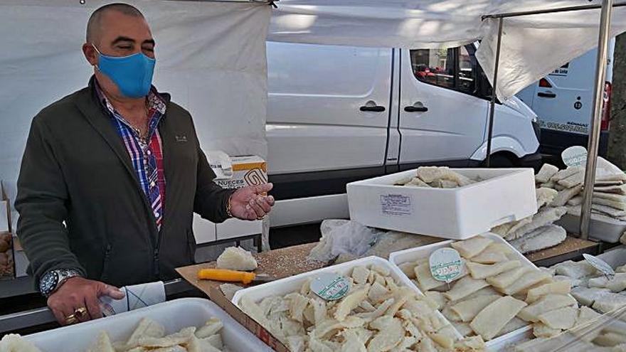 Valdemar Fonseca en su puesto, instalado ayer en el mercado de Sama.