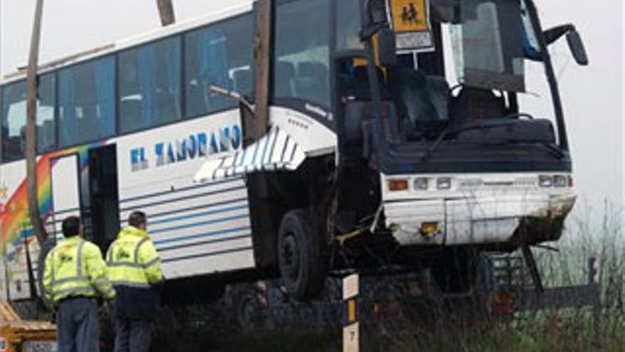 30 estudiantes evacuados al hospital tras volcar un autobús escolar en Toledo