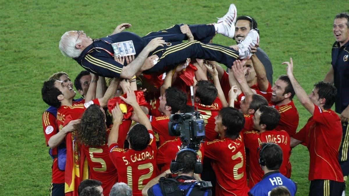 rpaniagua8482509 spain s head coach luis aragones is celebrated by his player181009170553