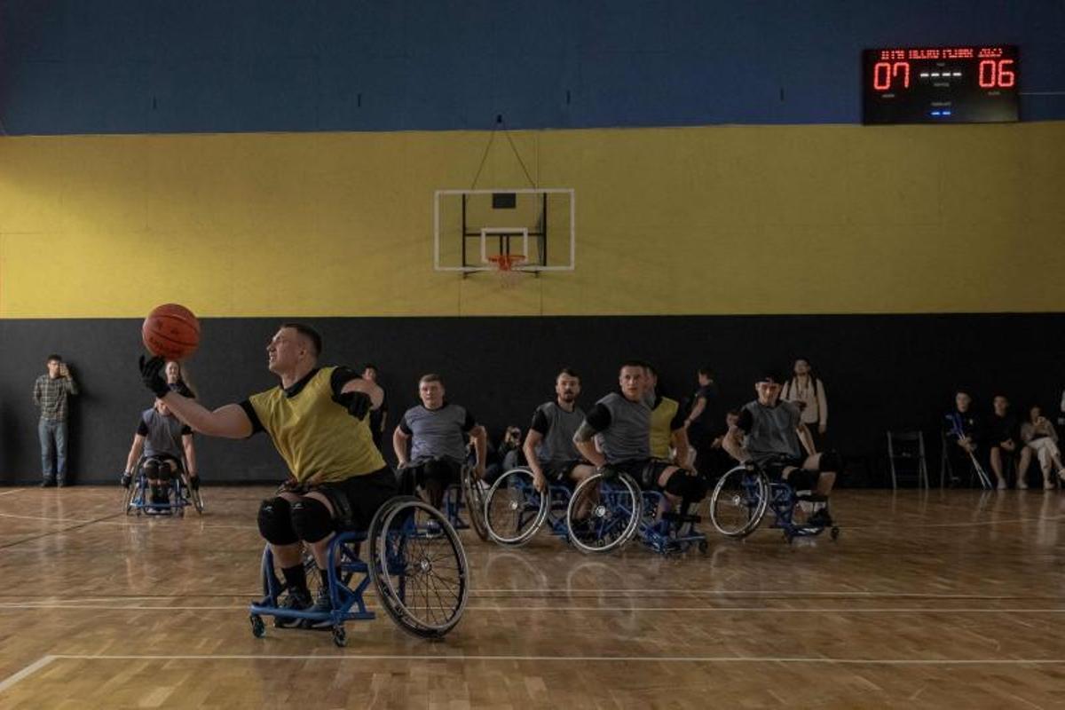 Ex-soldados ucranianos heridos, se recuperan jugando a baloncesto en silla de ruedas