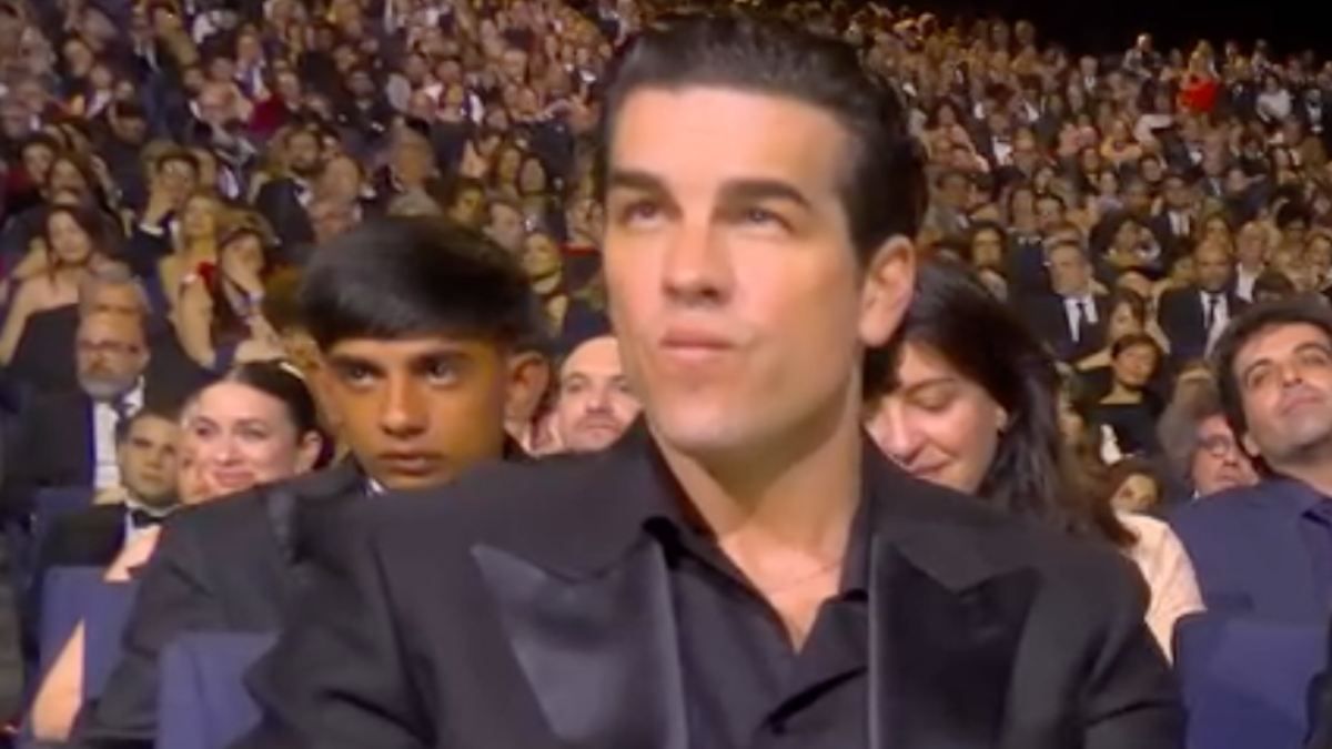 Mario Casas haciendo manspreading en los Premios Goya 2026