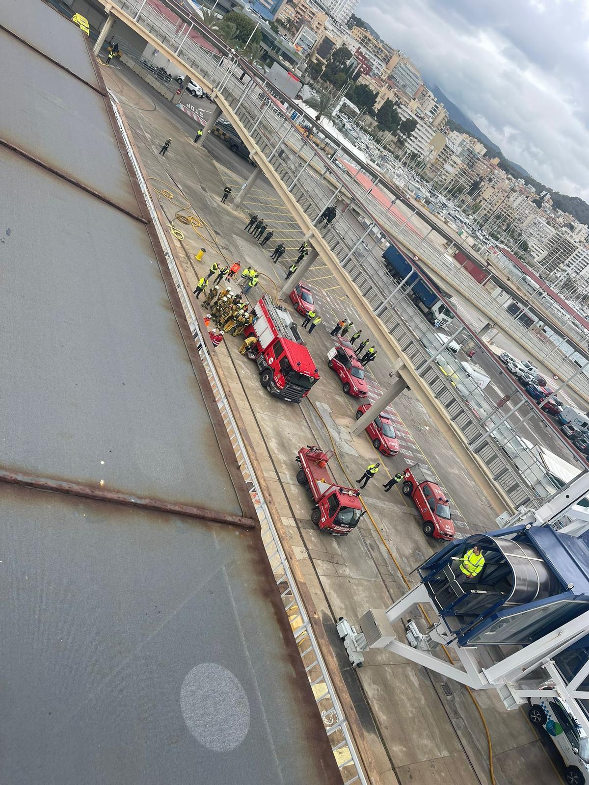 FOTOS | Nuevo incendio en la bodega de un ferry que cubría la ruta Barcelona-Palma FOTOS | Nuevo incendio en la bodega de un ferry que cubría la ruta Barcelona-Palma
