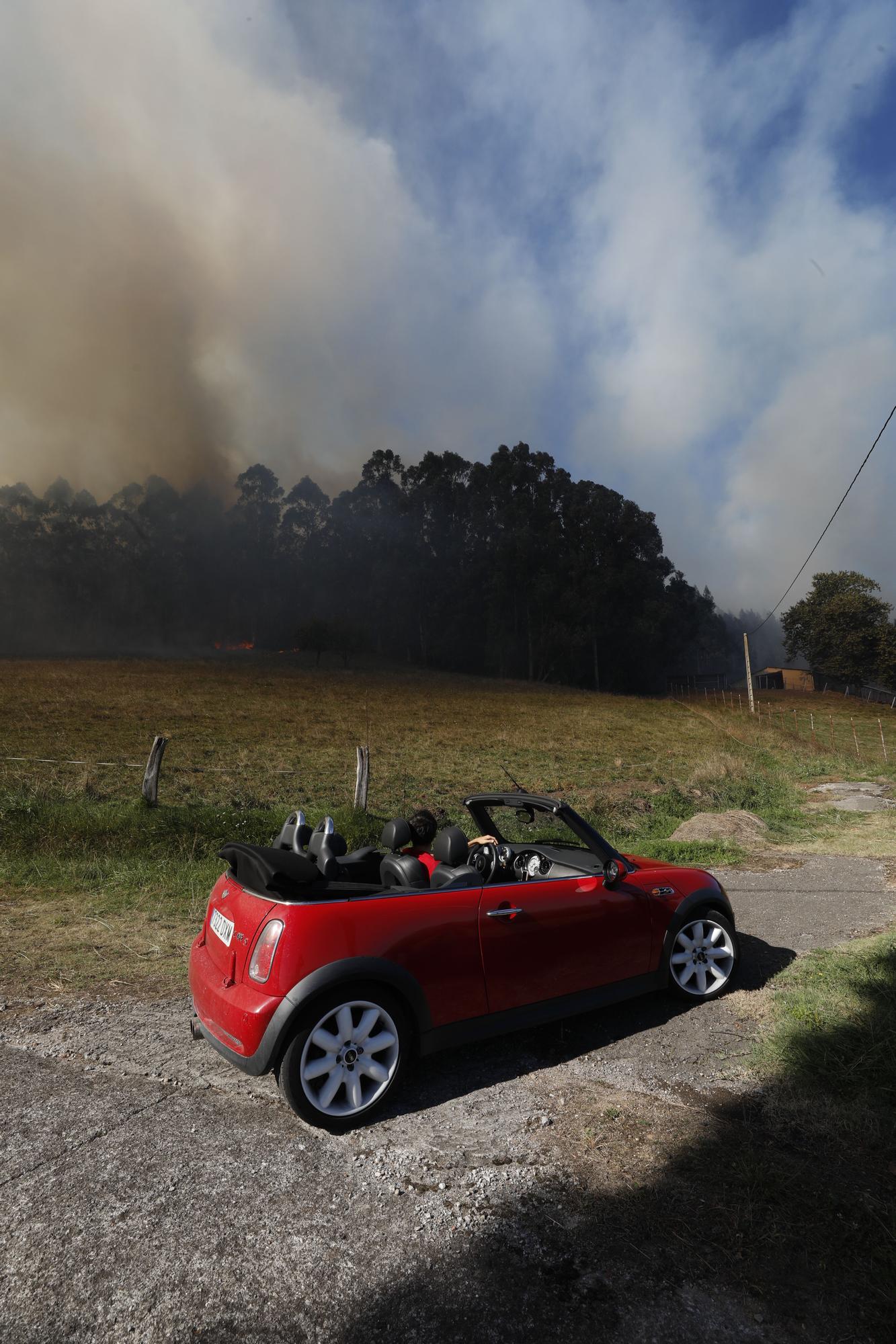 En imágenes: se reactiva el incendio en la vertiente gijonesa del Monte Areo