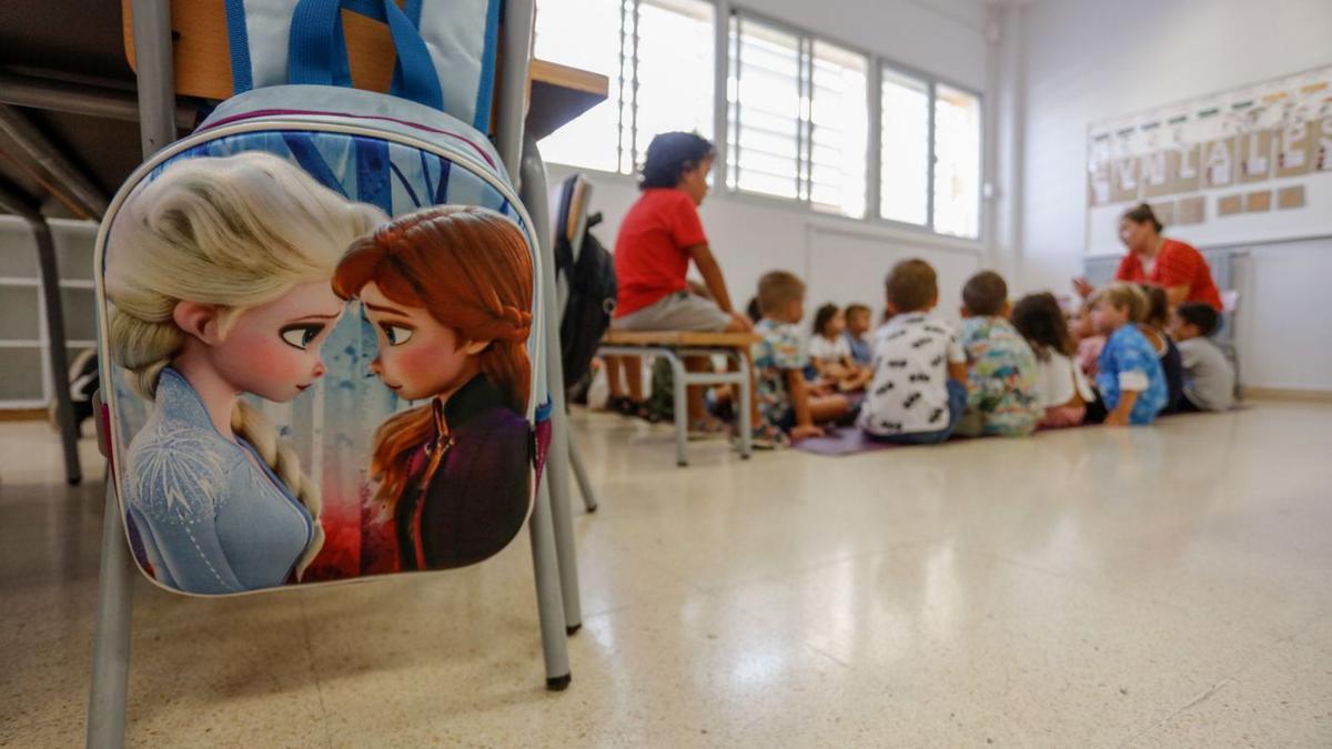 Una mochila colgada en un aula de un colegio de Eivissa.  | VICENT MARÍ