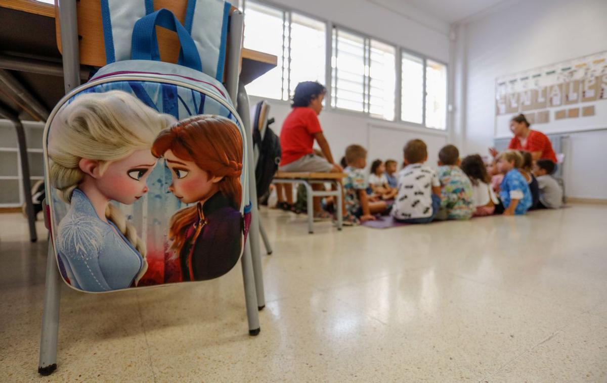 Una mochila colgada en un aula de un colegio de Eivissa.  | VICENT MARÍ