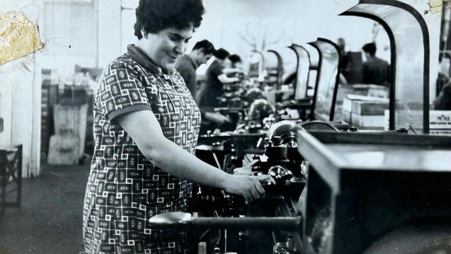 Camila trabajando en la fábrica de Siemens en Alemania en1963. |  LOC