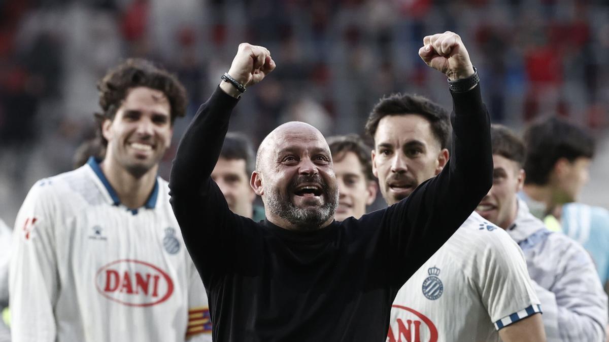 PAMPLONA, 17/05/2026.- El entrenador del Espanyol, Manolo González (c), y sus jugadores celebran la victoria en el encuentro de la jornada 37 de LaLiga entre CA Osasuna y RCD Espanyol, este domingo en el estadio de El Sadar de Pamplona. EFE/ Jesús Diges