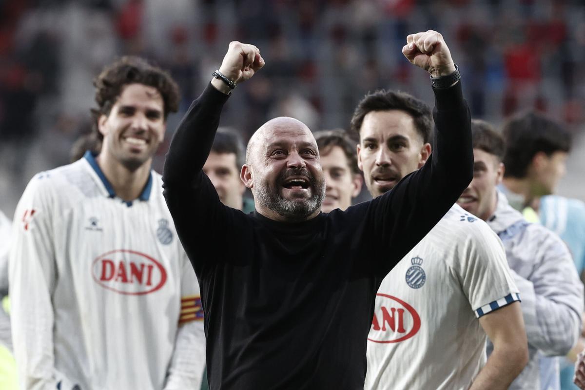 PAMPLONA, 17/05/2026.- El entrenador del Espanyol, Manolo González (c), y sus jugadores celebran la victoria en el encuentro de la jornada 37 de LaLiga entre CA Osasuna y RCD Espanyol, este domingo en el estadio de El Sadar de Pamplona. EFE/ Jesús Diges