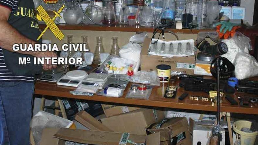 Un agente muestra todos los objetos encontrados en el laboratorio clandestino.