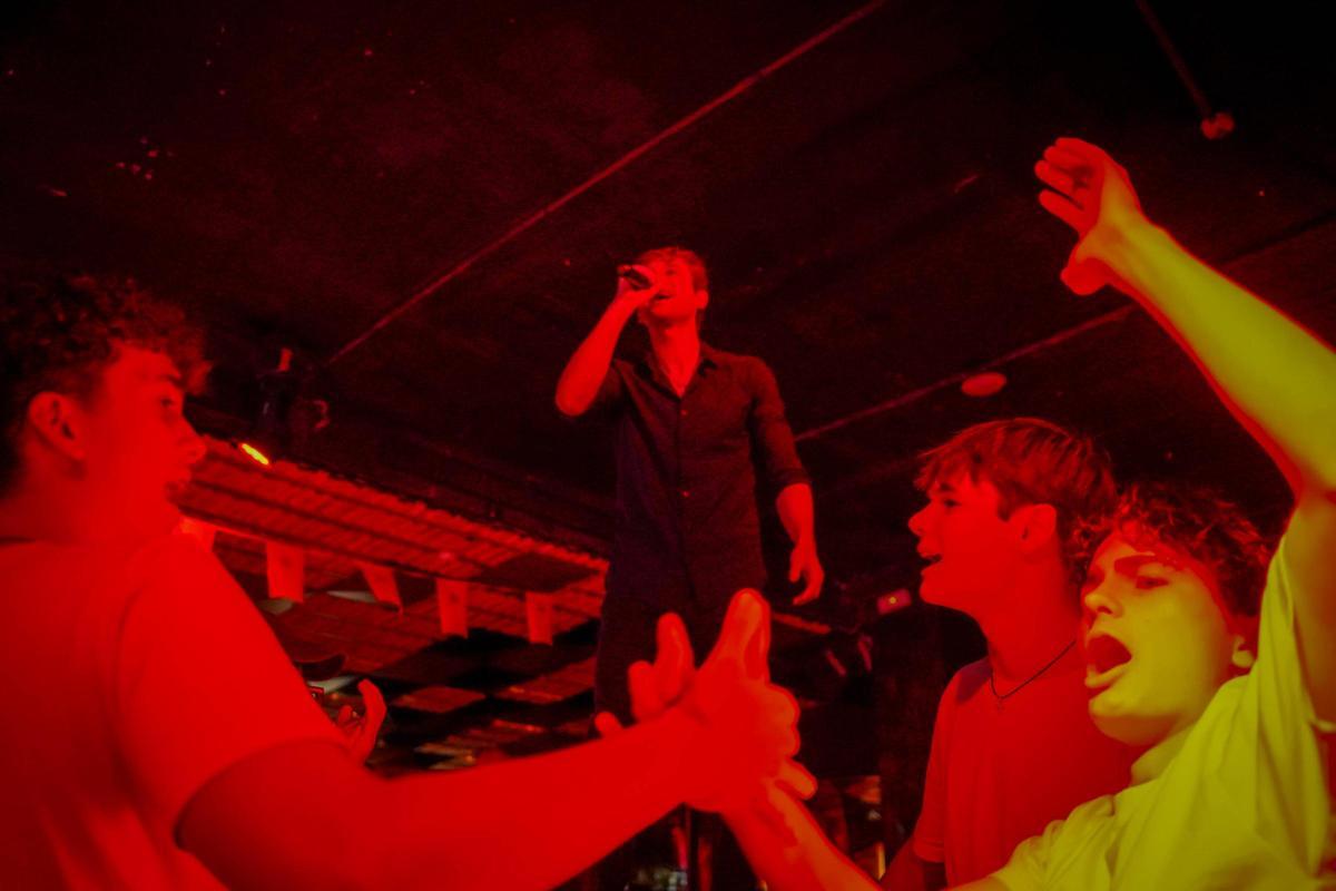 Cantante barcelonés Luis Gual en la discoteca Bling Bling antes del partido España contra Francia.