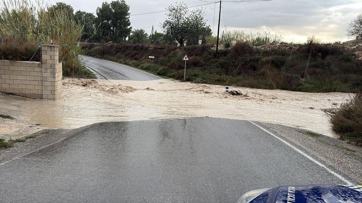 Mutxamel advierte del peligro de circular por algunas calles ante la crecida del Barranco del Juncaret