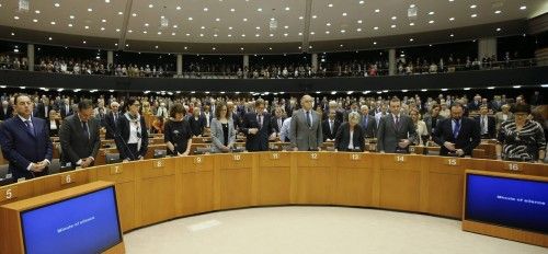 Miembros del Parlamento Europeo guardan un minuto de silencio