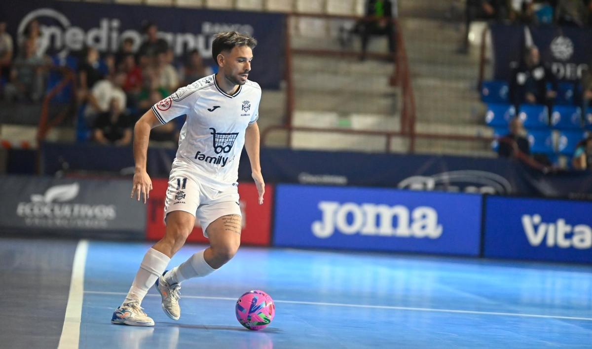 Ivi controla el balón en un partido.