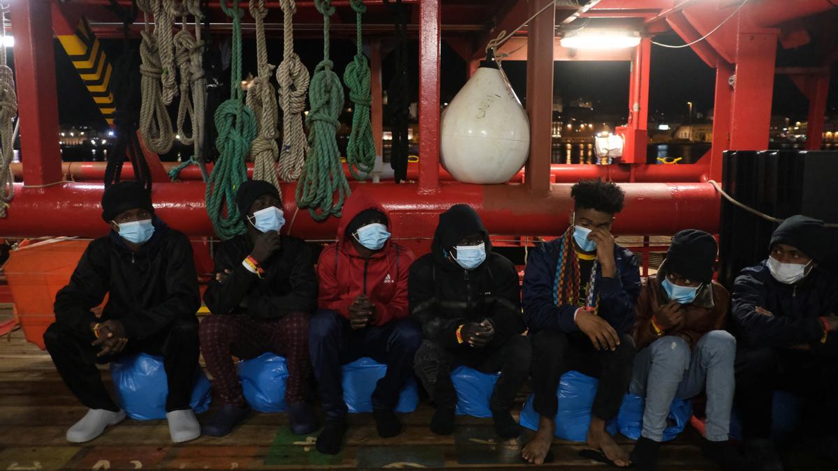 Un grupo de migrantes aguardan para desembarcar del barco humanitario 'Ocean Viking' en el puerto de Ancona, Italia, el pasado 10 de enero.