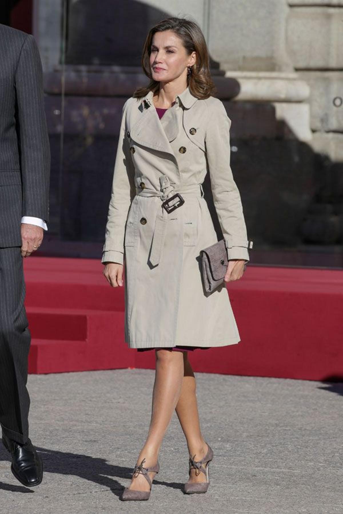 Letizia Ortiz con trench de Burberry y accesorios de Magrit