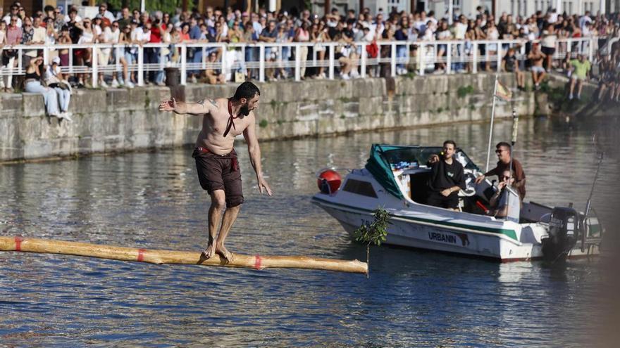 Daniel Suárez se corona en la cucaña de Cimavilla: de sufrir un ictus en marzo a ganar por segundo año consecutivo la tradicional prueba gijonesa