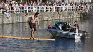 Daniel Suárez se corona en la cucaña de Cimavilla: de sufrir un ictus en marzo a ganar por segundo año consecutivo la tradicional prueba gijonesa