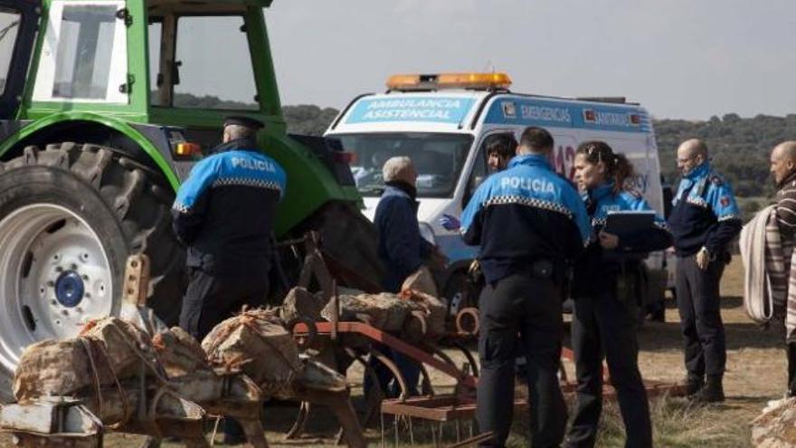 Rescatan a un agricultor atrapado en su remolque en Salamanca